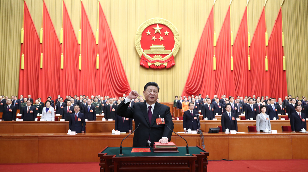 3月17日,十三届全国人大一次会议在北京人民大会堂999策略白菜手机论坛行第五次全体会议。习近平当选中华人民共和国主席、中华人民共和国中央军事委员会主席。这是习近平进行宪法宣誓。
