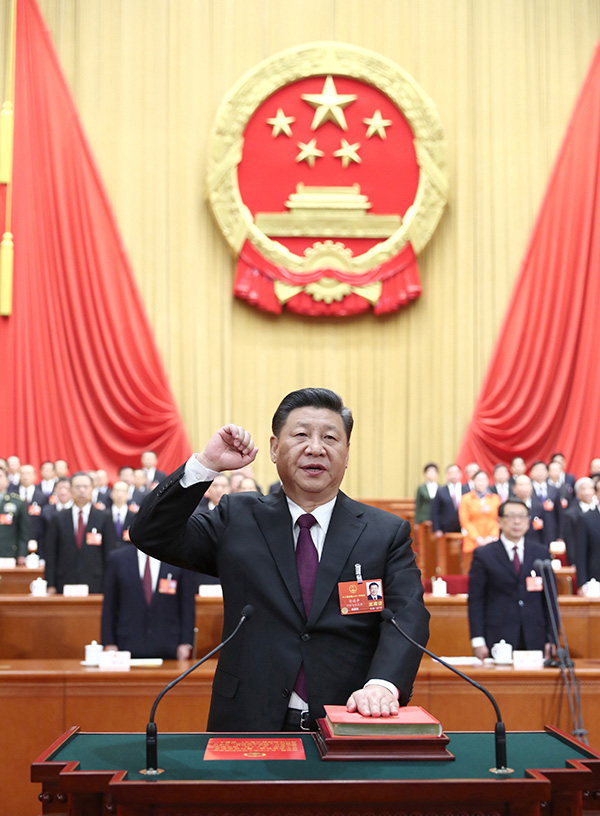 3月17日,十三届全国人大一次会议在北京人民大会堂999策略白菜手机论坛行第五次全体会议。习近平当选中华人民共和国主席、中华人民共和国中央军事委员会主席。这是习近平进行宪法宣誓。